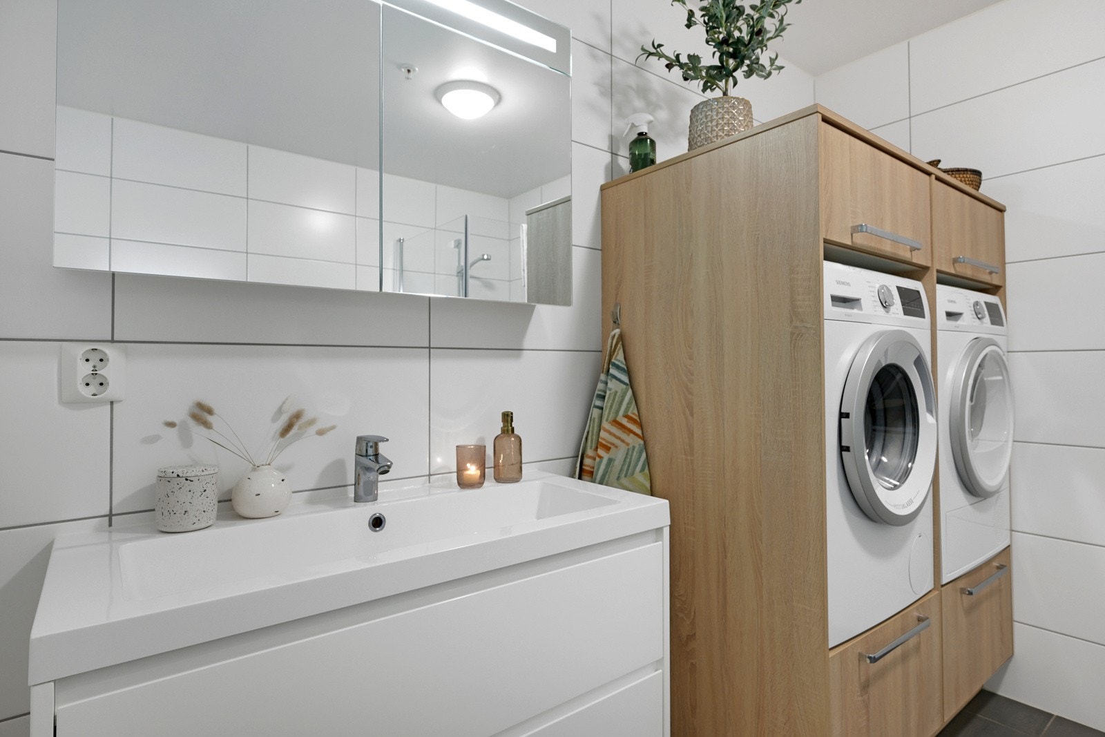 Det er mørke fliser på gulvet og lyse fliser på vegger. Galleribilde