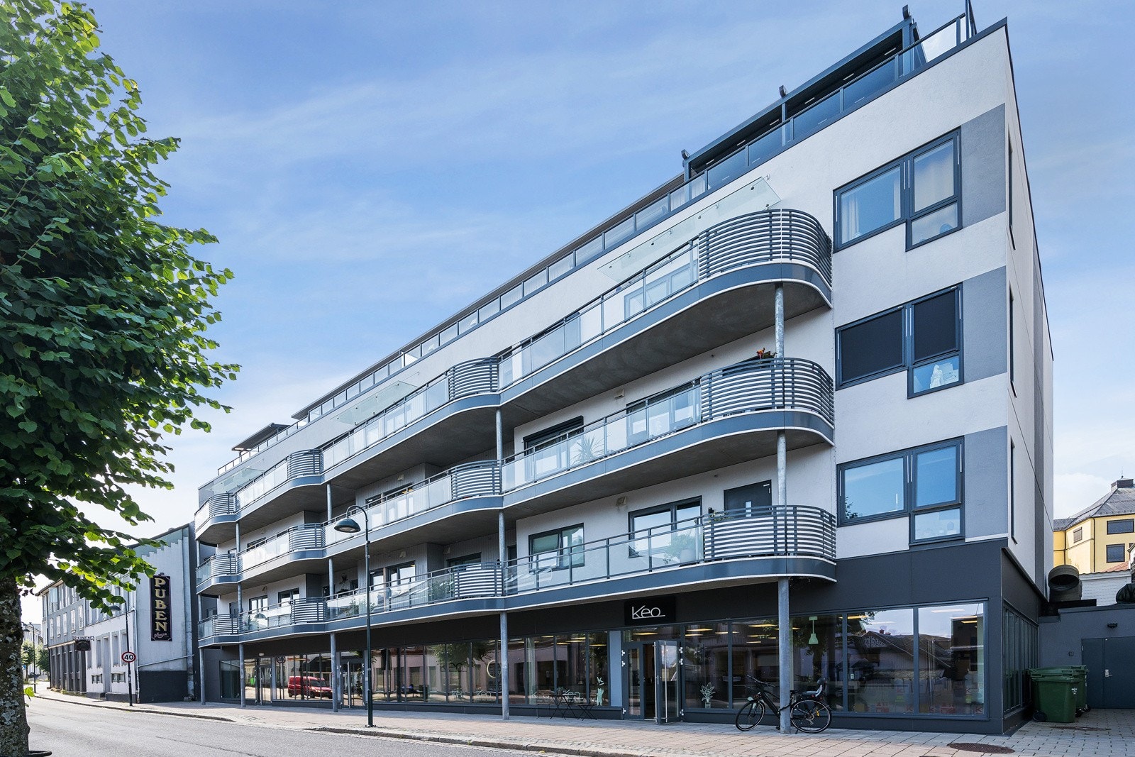 Stor og nyere leilighet i 3. etasje beliggende supersentralt med fjordutsikt, 3 soverom, balkong mot vest og svalgang mot øst! Galleribilde