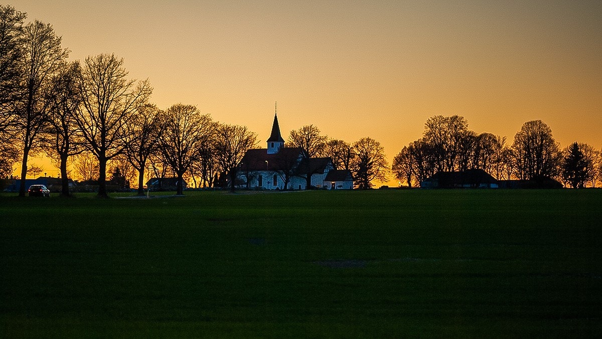 Det er flotte turområder langs kysten mot Åsgårdstrand. Her ser vi Borre Kirke en vakker sommerkveld. Galleribilde