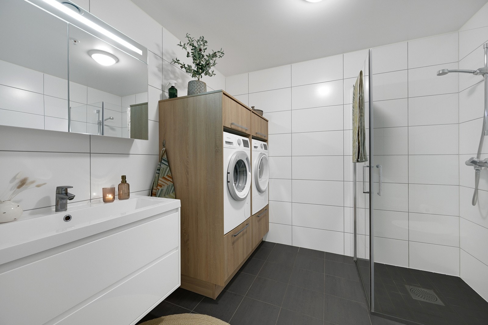 Flislagt bad fra 2019 med gulvvarme. Galleribilde