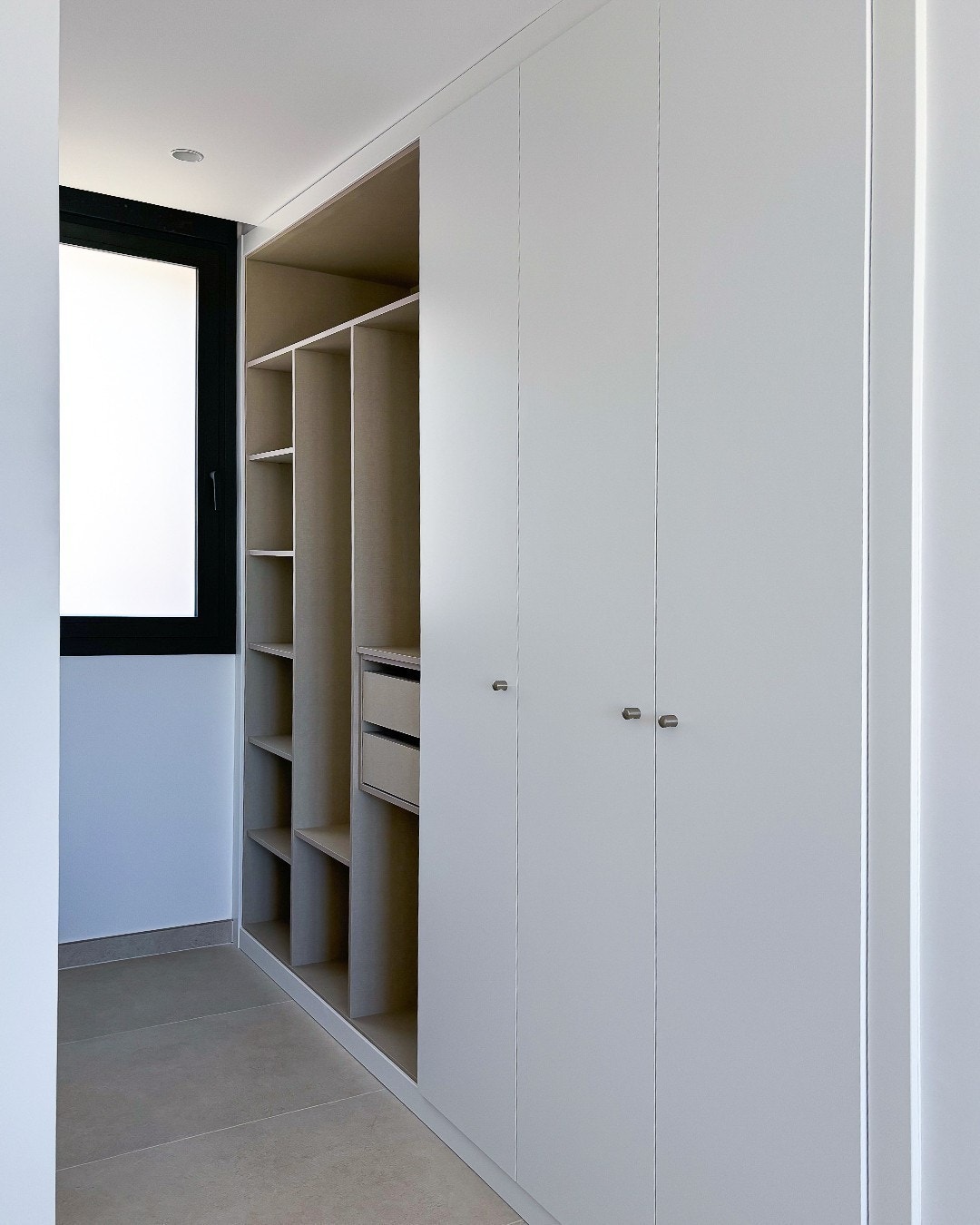 Garderobeskap integrert Galleribilde