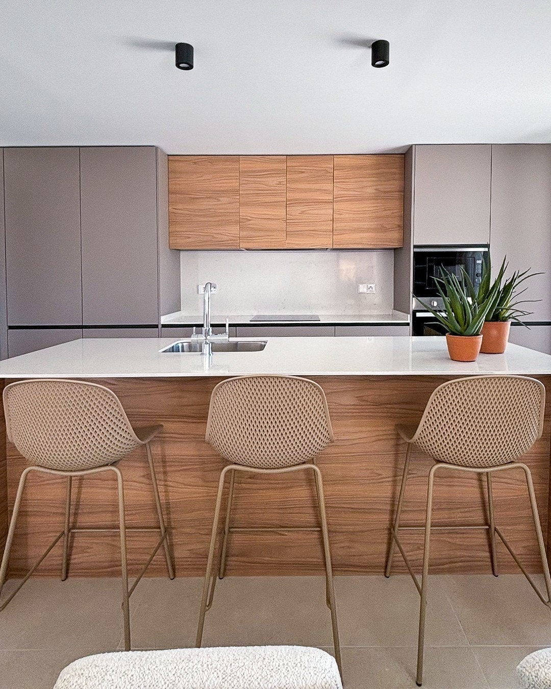 Kjøkken med hvitevarer inkludert Galleribilde