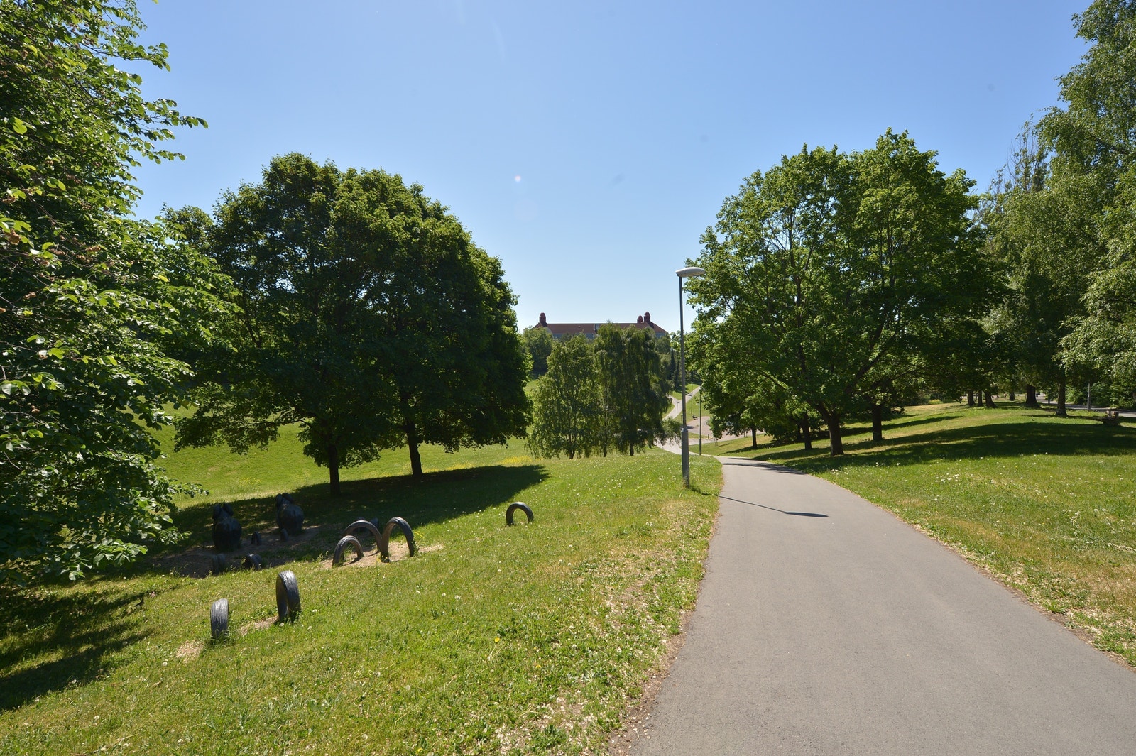 Turvei langs Akerselva Galleribilde