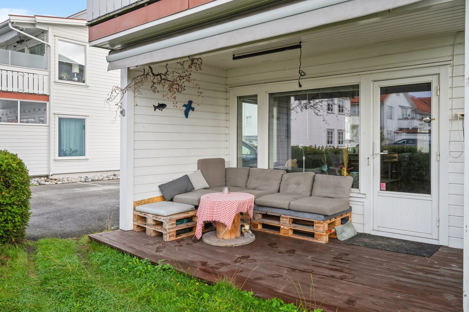 Usjenert markterrasse med utgang fra stuen og videre adkomst ut i egen hage. Galleribilde