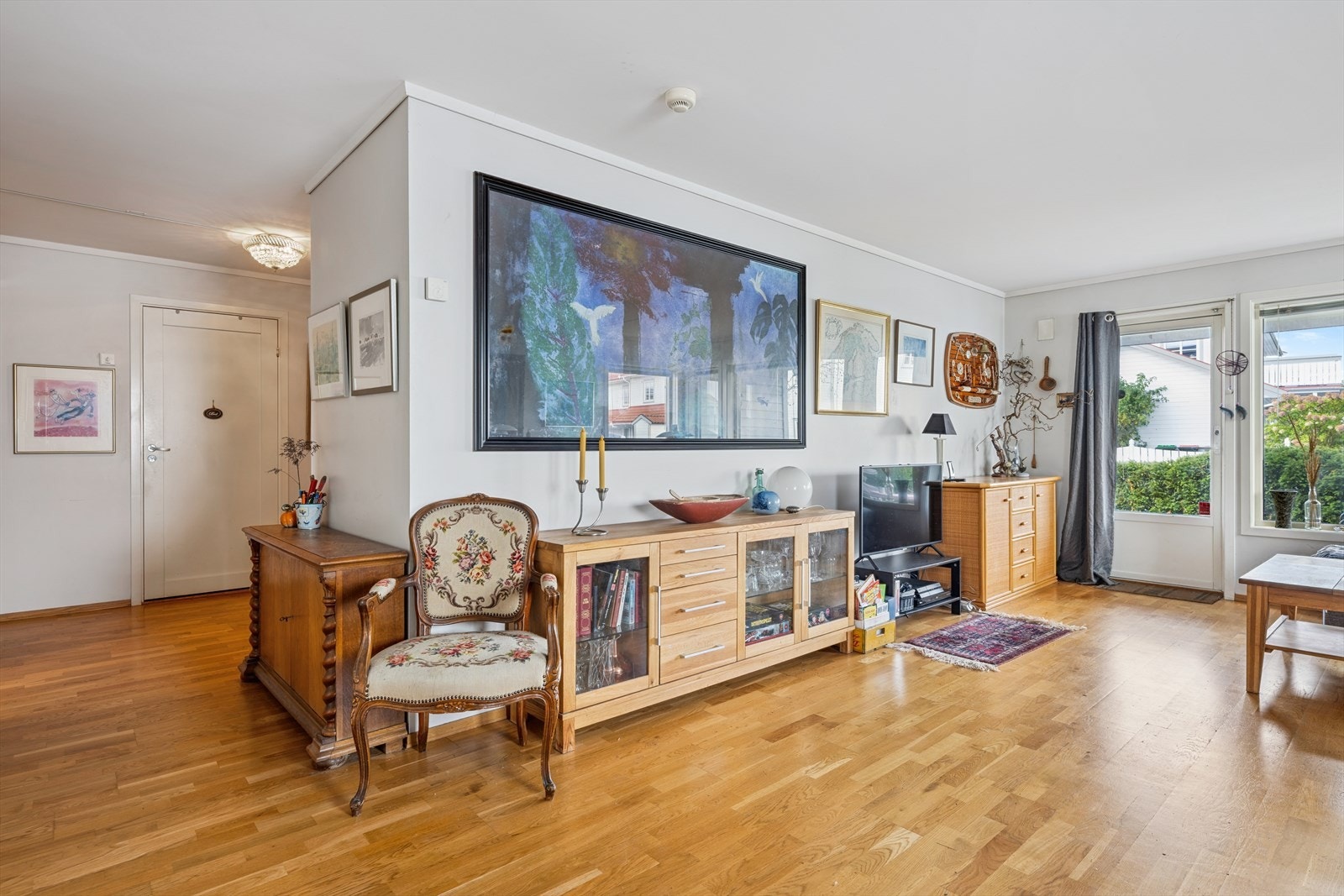 Utgang til terrasse og hage fra stuen. Galleribilde