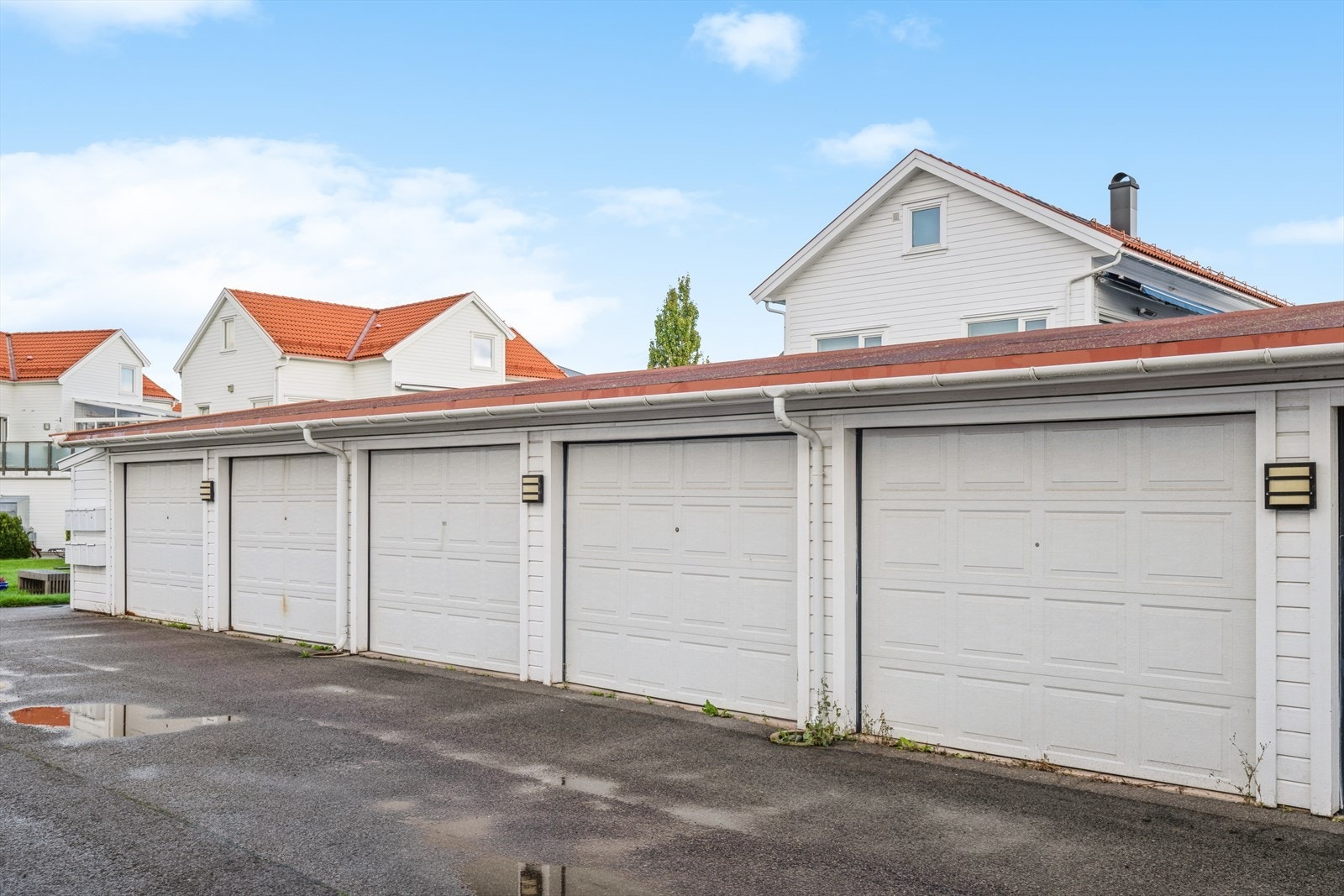 Garasjeplass i garasjerekke. Galleribilde