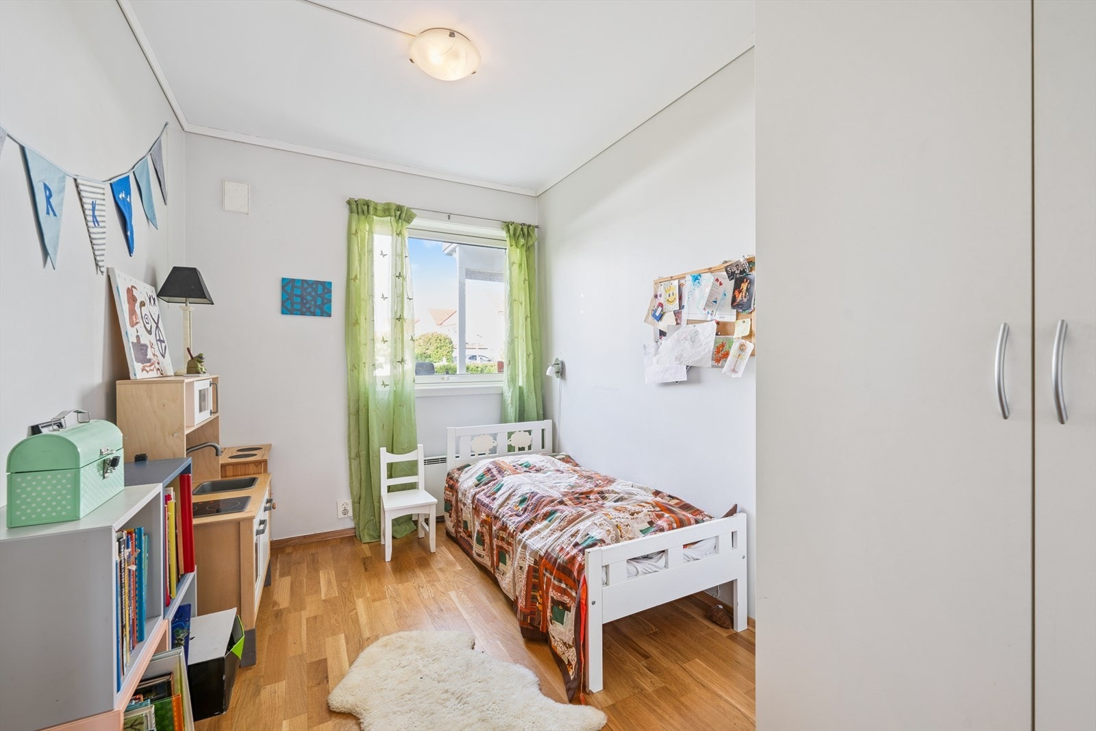 Soverom nr. 3 med garderobeskap. Galleribilde