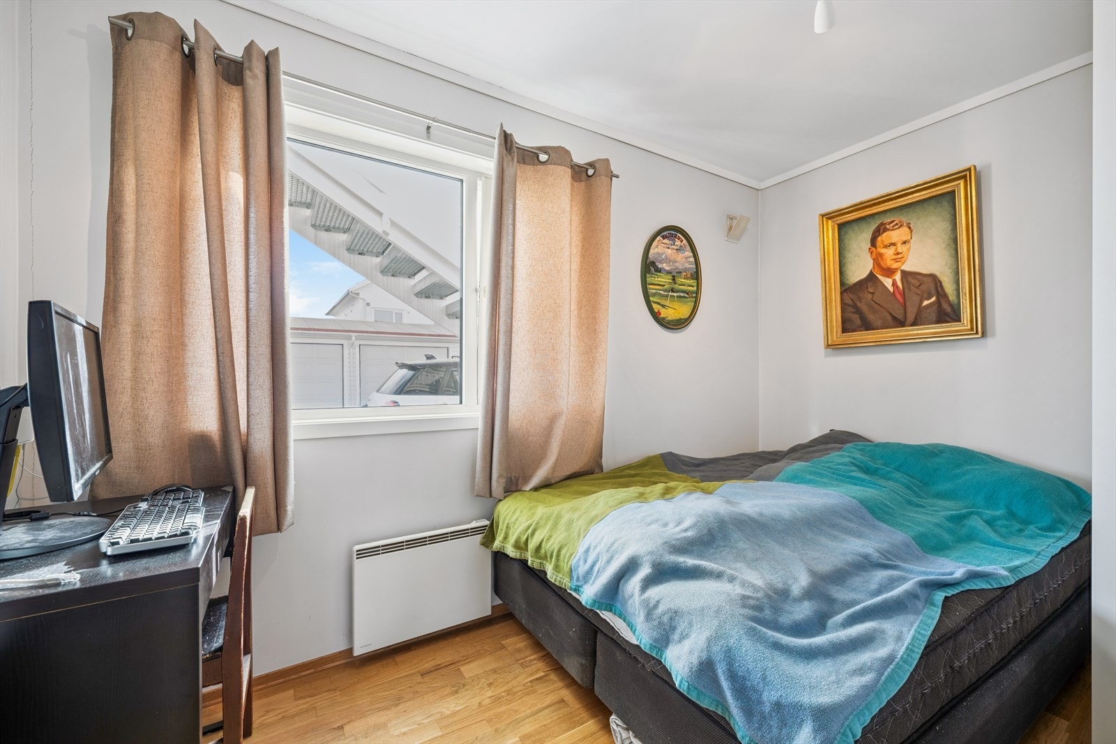 Soverom nr.1 med plass til dobbeltseng. Garderobeskap. Galleribilde