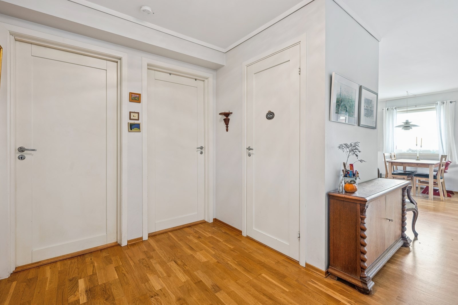 Lys og romslig gang/entré Galleribilde