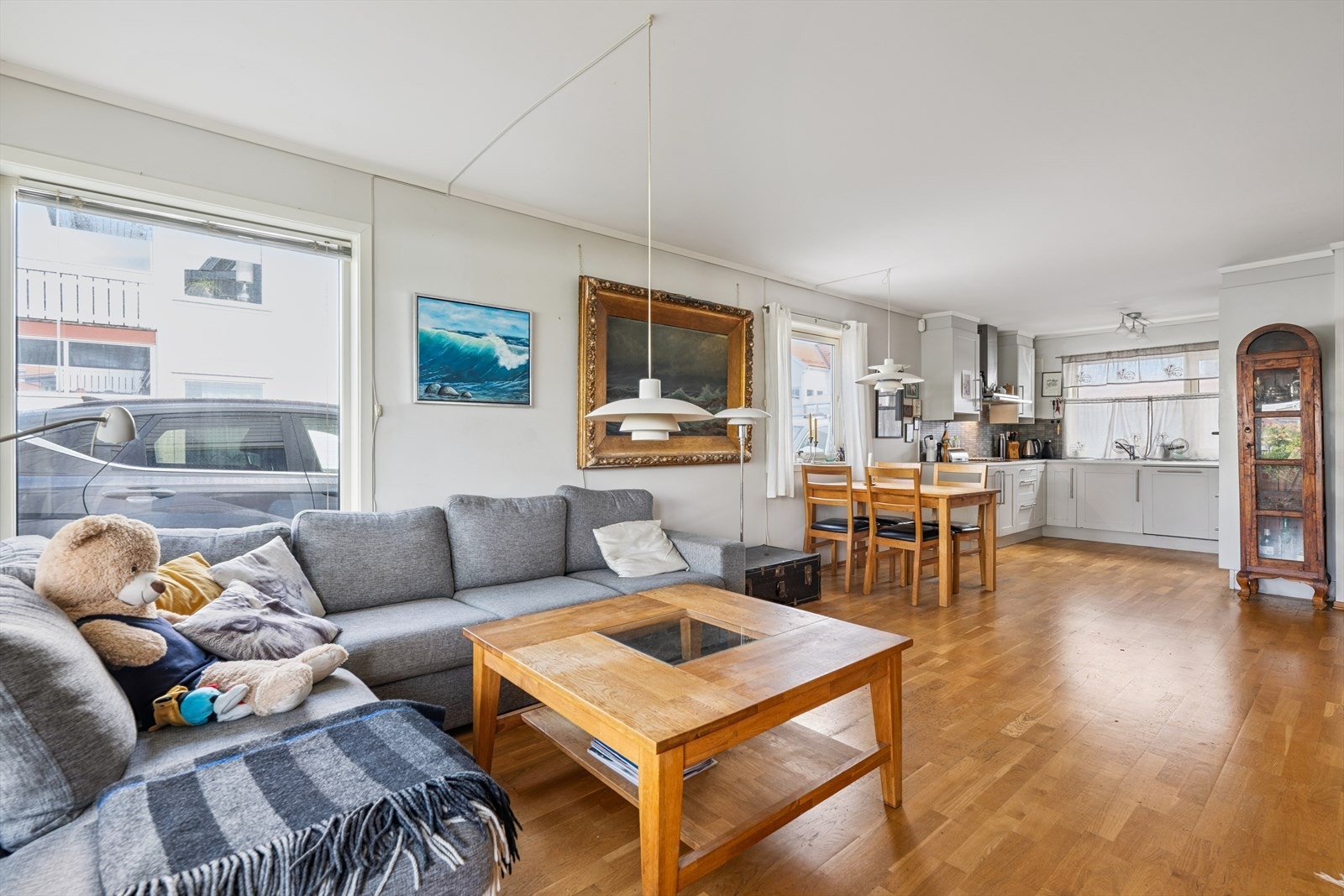 Lys åpen løsning mellom stue og kjøkken. Galleribilde