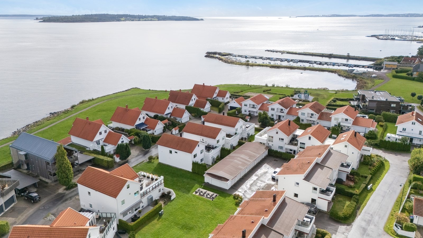 Boligen ligger i tøffelavstand til sjøen. Galleribilde