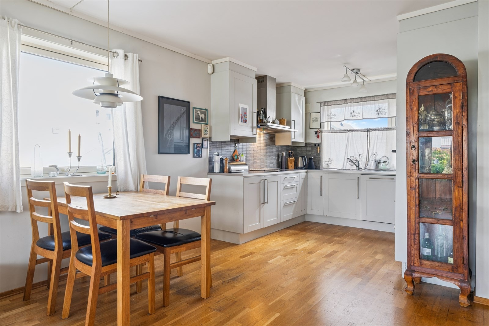 Åpen løsning inn mot koselig kjøkken. Galleribilde