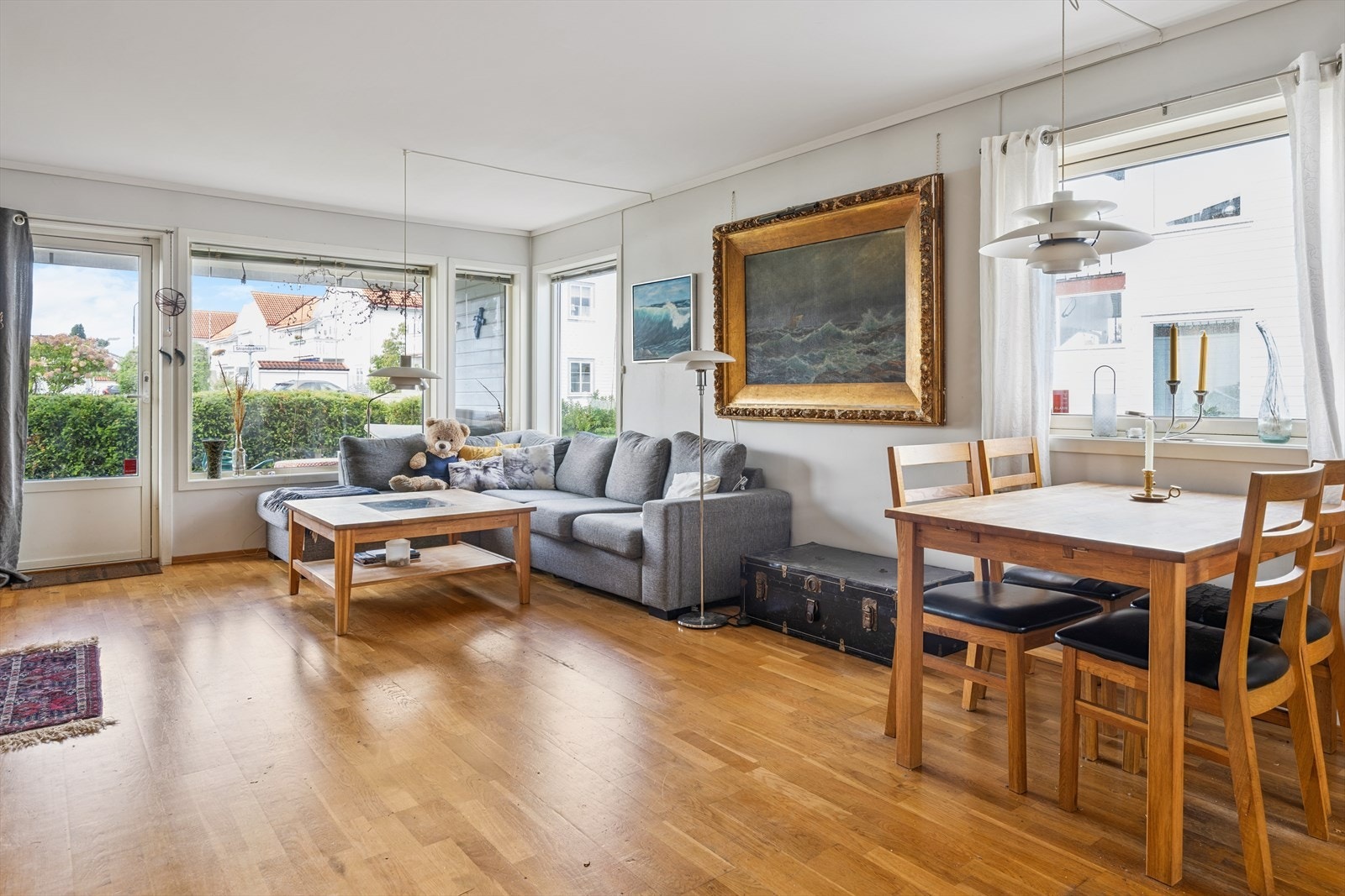 Plass til både sofagruppe og spisebord i stuen. Galleribilde