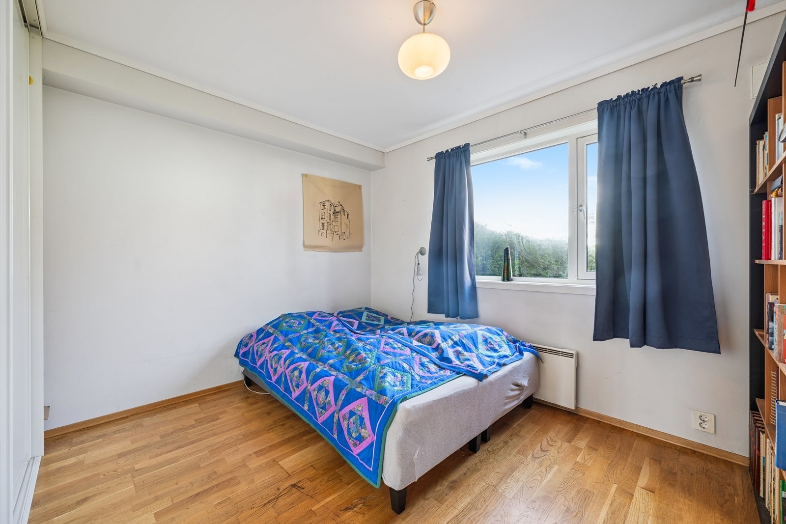 Soverom nr. 2 med skyvedørsgarderobe Galleribilde