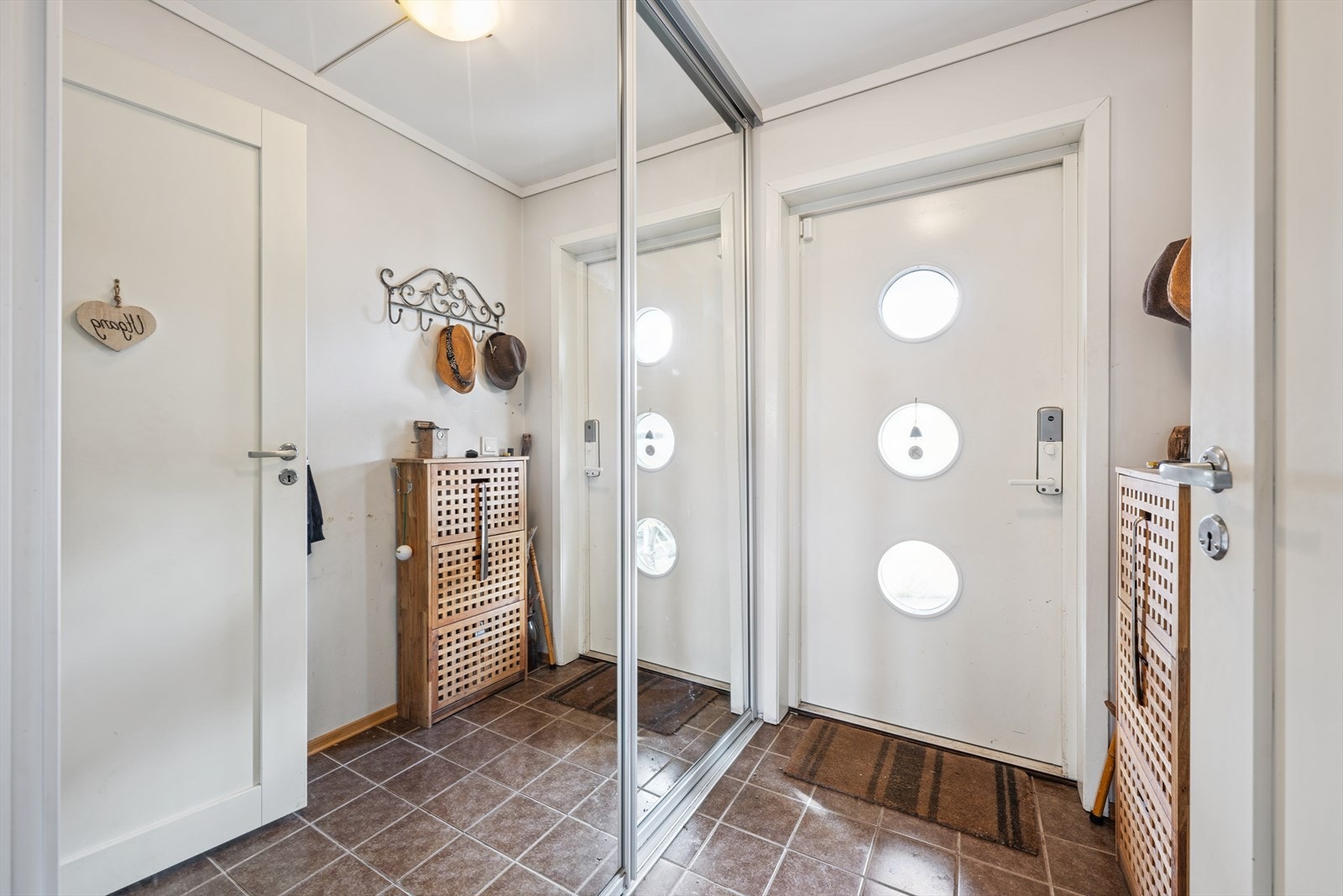 Entré med skyvedørsgarderobe med speildører Galleribilde