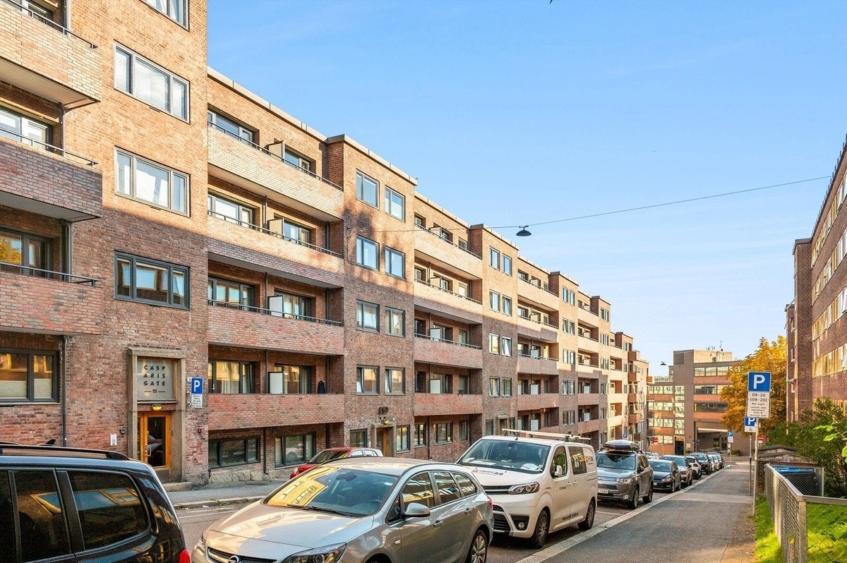 Inngang fra rolig gate som har beboerparkering Galleribilde