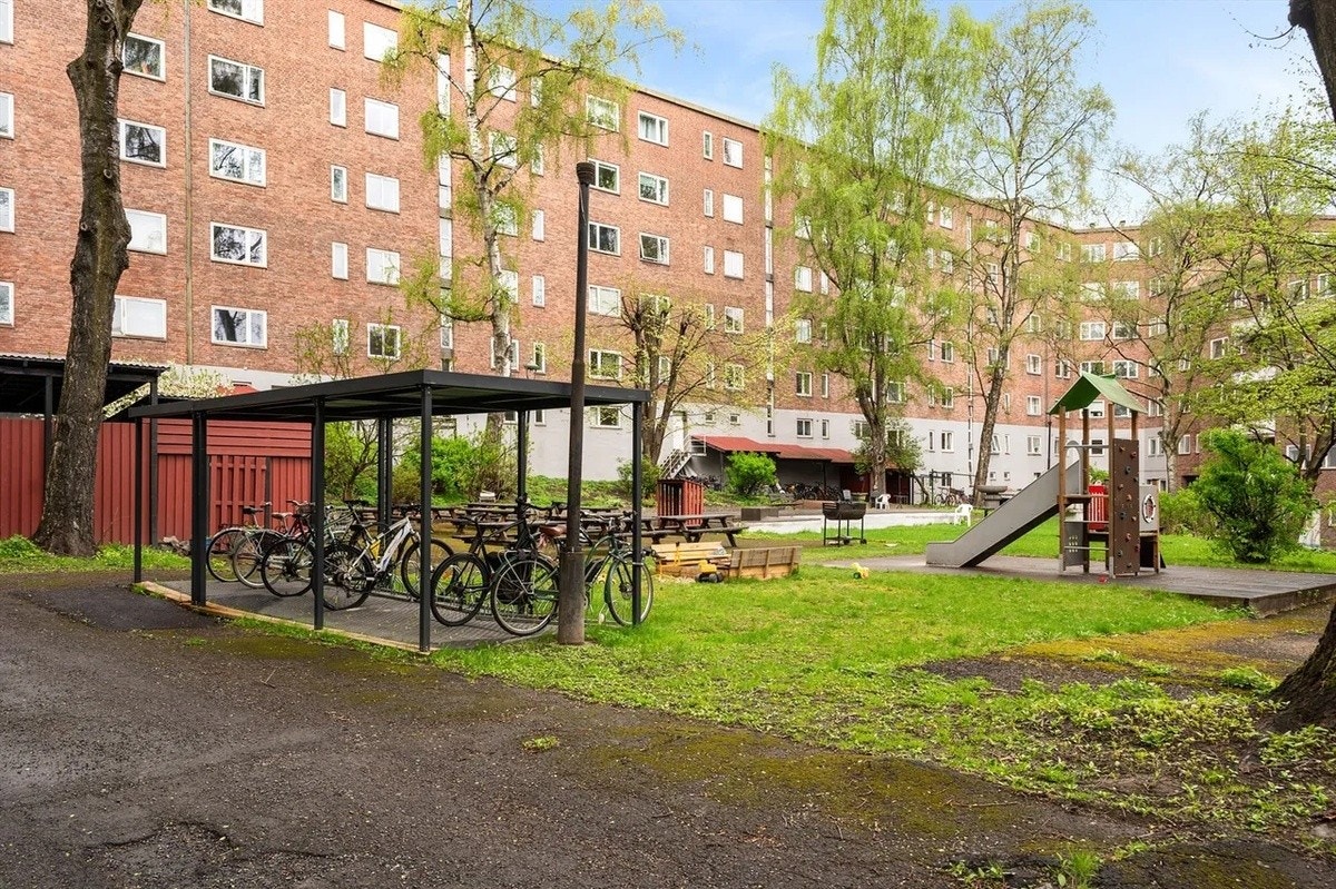 Sykkelparkering i bakgården Galleribilde