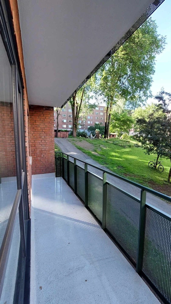 Nyoppusset balkong mot bakgården Galleribilde