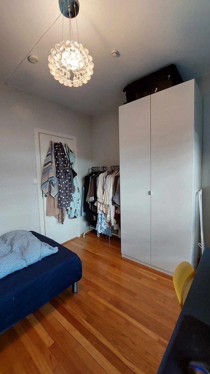 Klesskap følger rommet. Seng og skrivepult må du ta med selv. Galleribilde