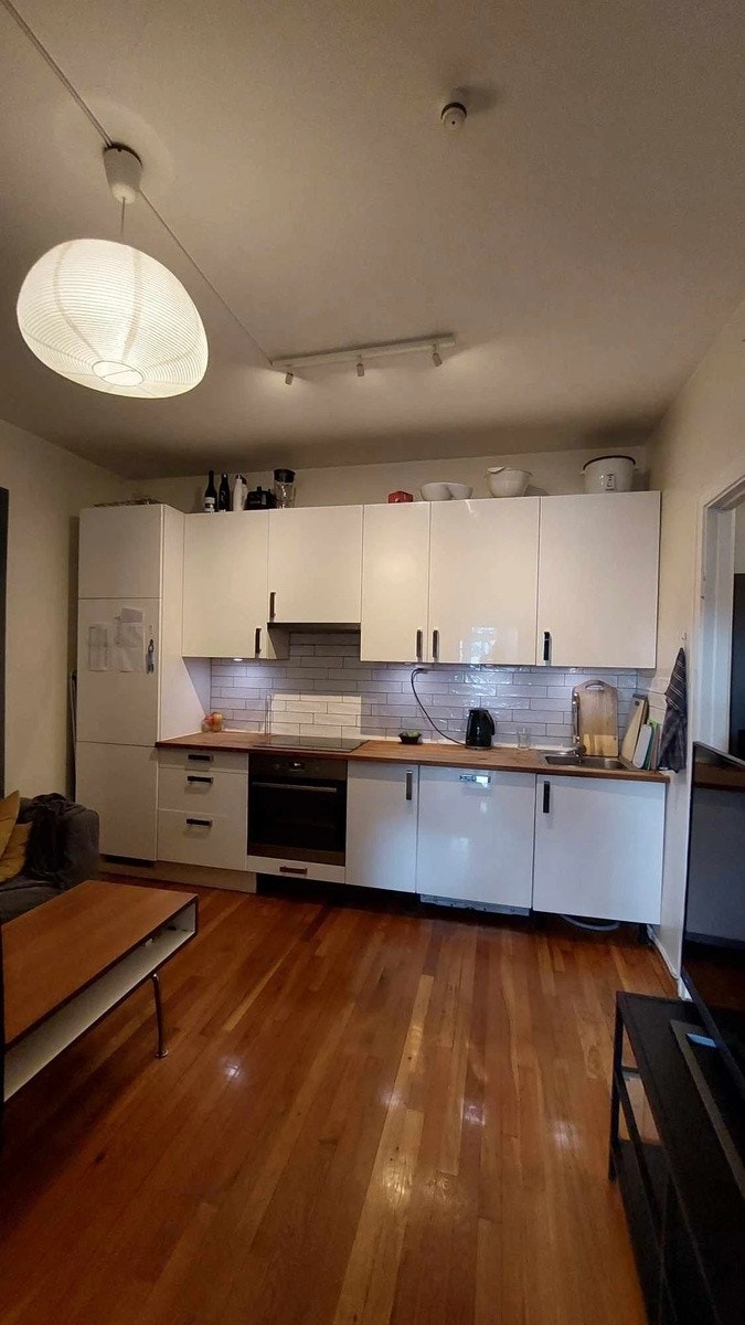 Kjøkken og stue er møbelert og har allt en skulle trenge for å lage mat Galleribilde