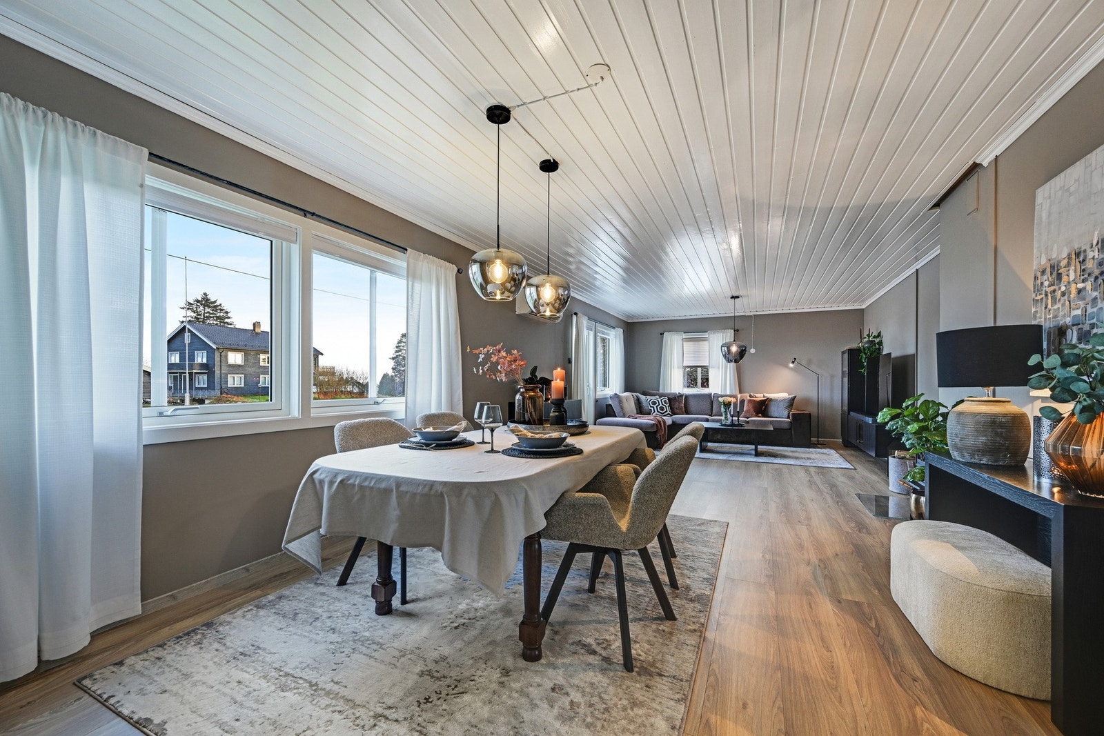 Stuen er romslig og lys. Størrelsen gir gode muligheter for å innrede med en stor spisegruppe. Galleribilde