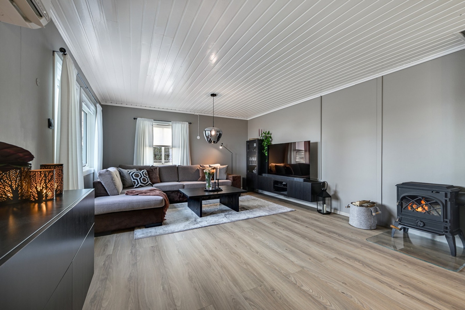 Det ble montert ny varmepumpe i 2021. Stuen er lys og romslig med lekkert laminatgulv, malte vegger og panelplater i taket. Galleribilde