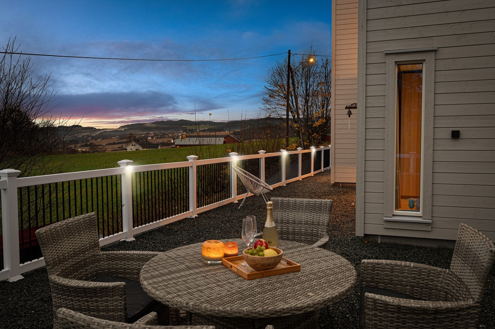 Boligen nyter av flotte sol- og utsiktsforhold, samt plass til flere sittegrupper. Gjerde har innebygde lys som gir godt med belysning (Lysene er redigert inn i bildet) Galleribilde