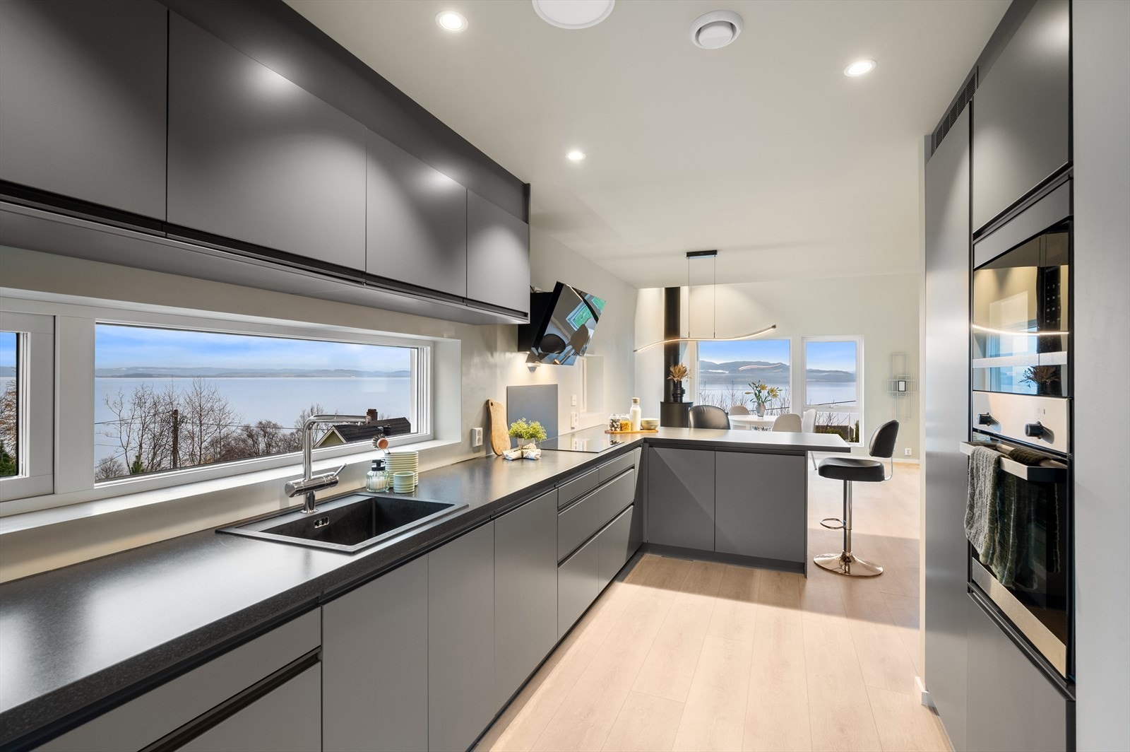 Kjøkkenet nyter av fjordutsikt og har godt med skap- og benkeplass. Galleribilde