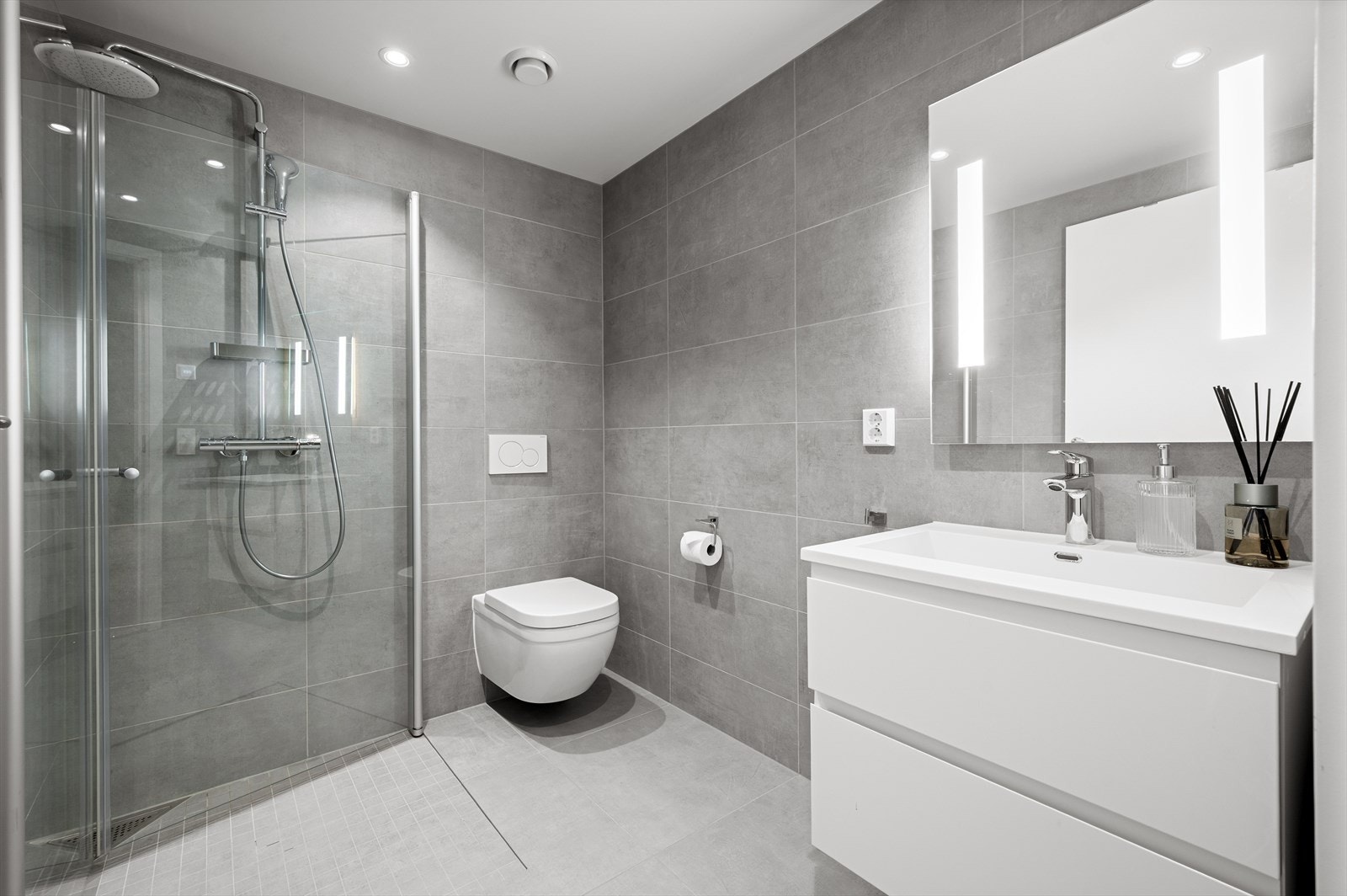 Badet er på 3,7m² med varme i gulv. Galleribilde