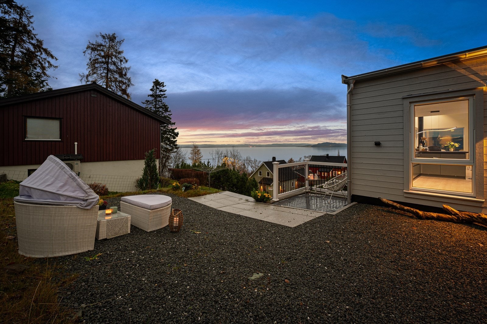 Boligen ble ferdigstilt i 2023 og byr på en lekker standard, hvor det er lagt vekt på praktiske løsninger, materialer av høy kvalitet og flotte estetiske detaljer. Galleribilde