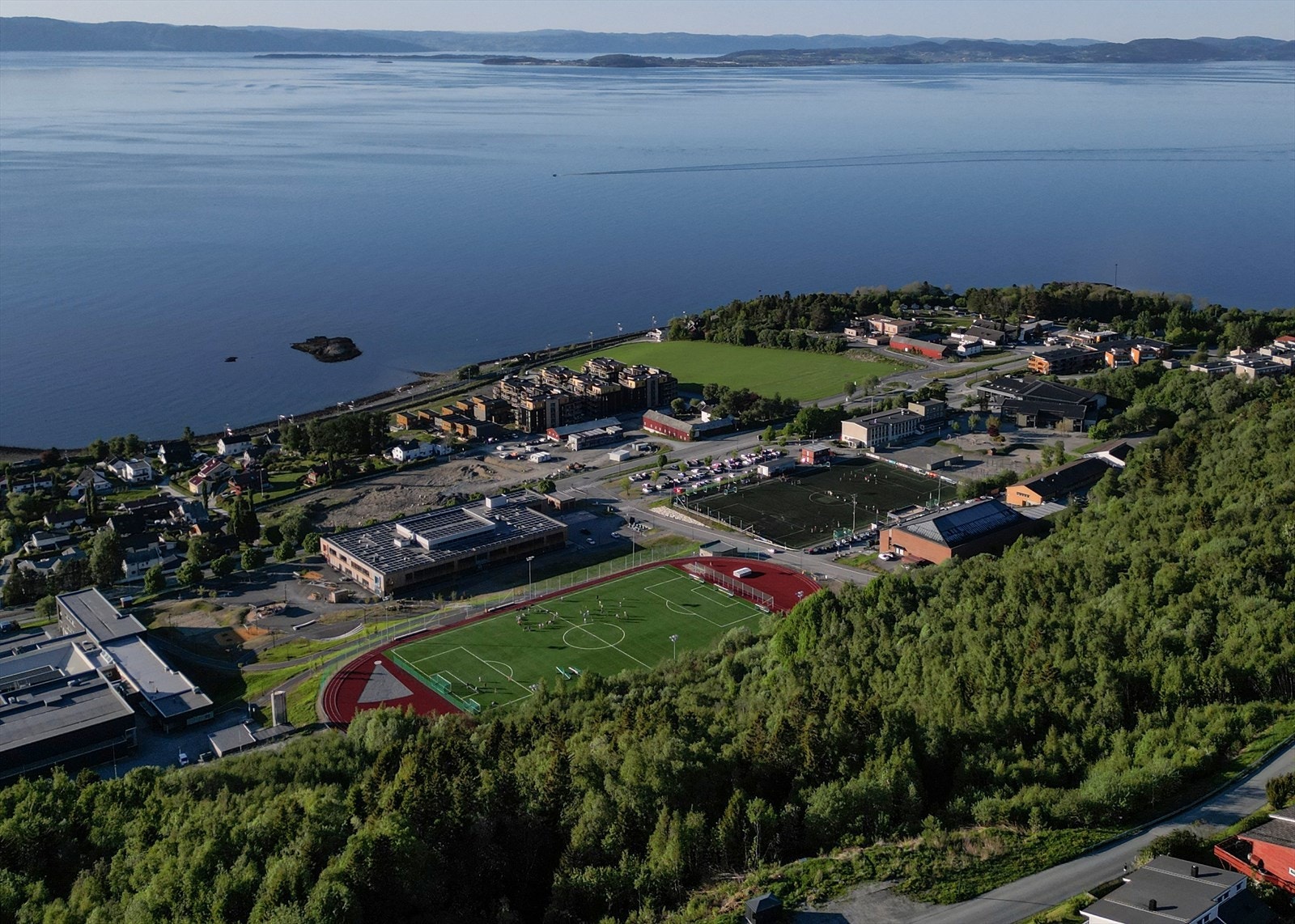 Nærområdet: Fra boligen er det en kort gåtur/sykkeltur til Viksletta stadion med fotballbaner og håndballhall. Galleribilde