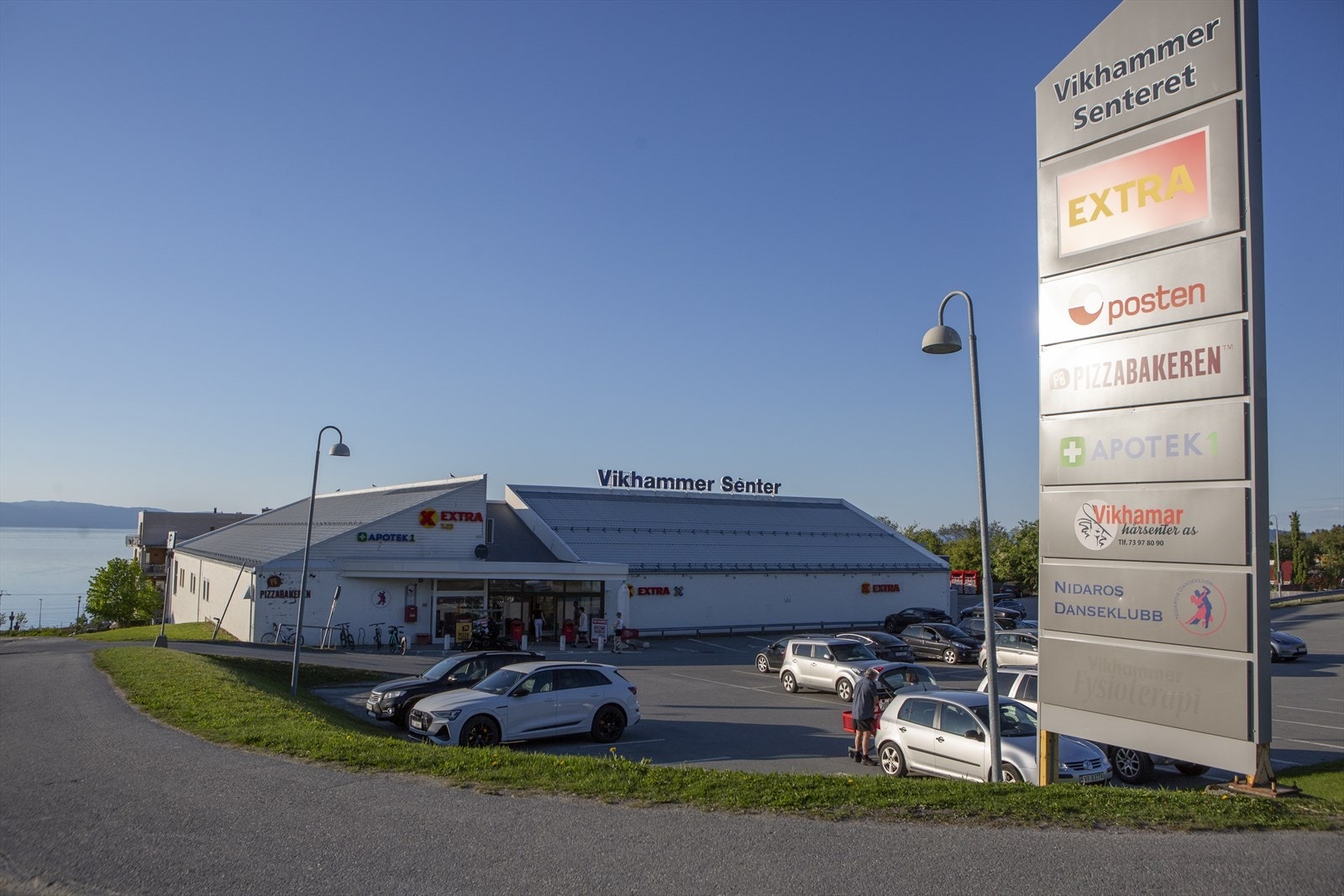 Nærområdet: Kort veg ned til Vikhammer senter med dagligvarebutikk, apotek, post og frisør. Det er også kort veg til legesenter og tannlege. Galleribilde