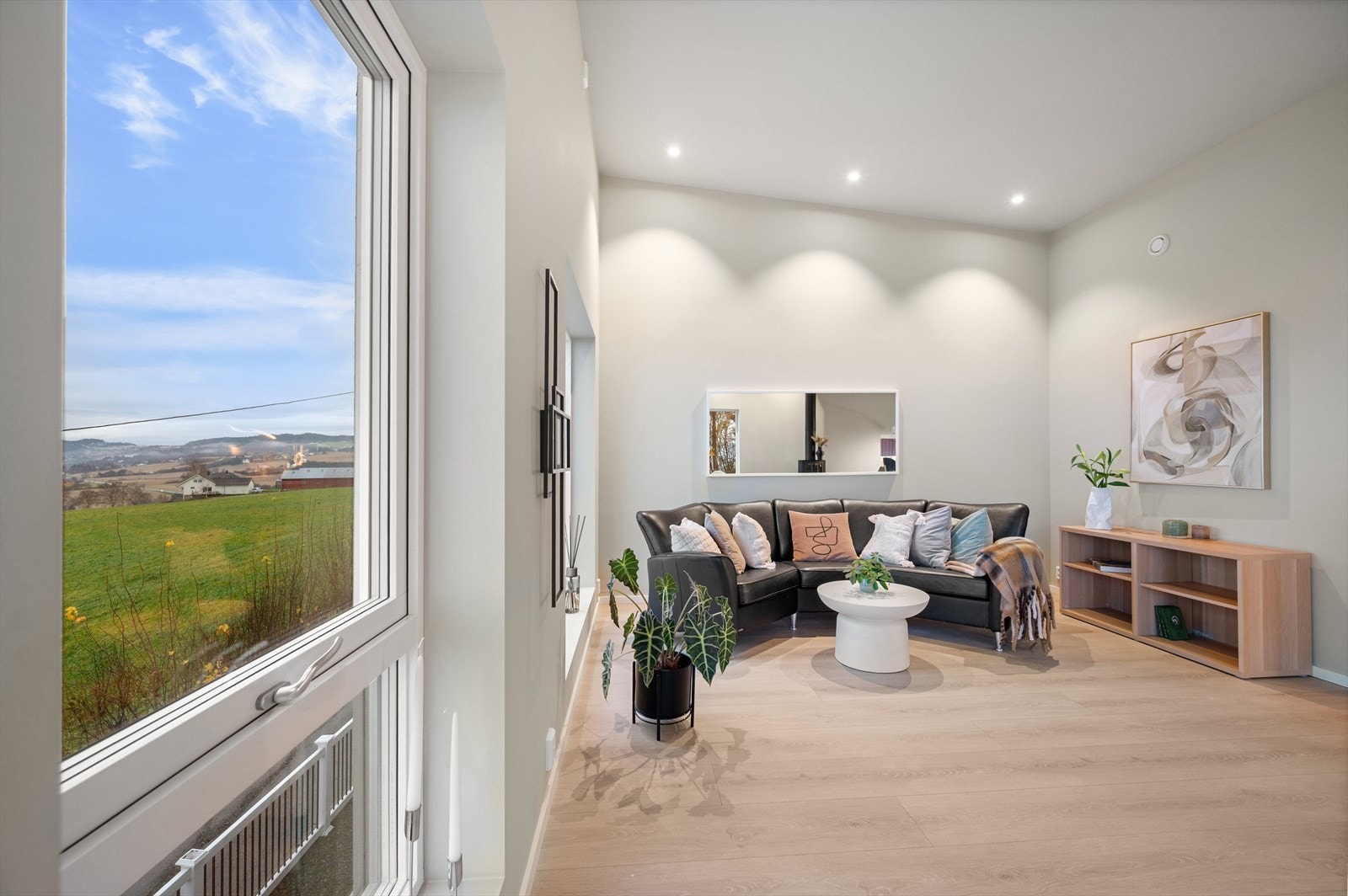 De store vindusflatene gir rikelig med naturlig lysinnslipp. Galleribilde