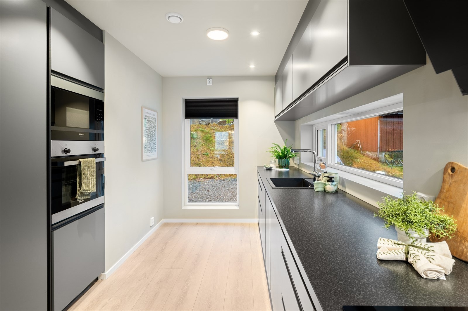 Innredet med mekanisk avtrekk over stekesone. Integrert oppvaskmaskin, stekeovn, platetopp, mikro og kjøleskap. Galleribilde