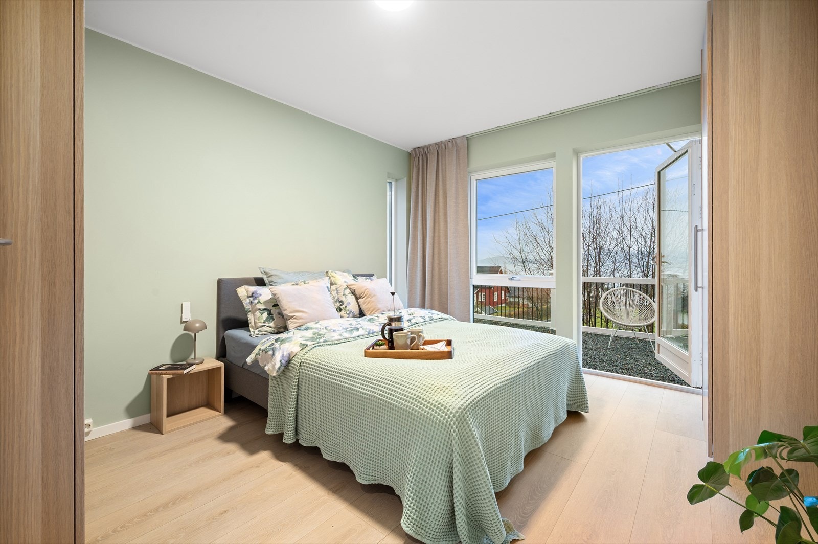 Soverom på 11,6m² med god plass til ønsket sengestørrelse, samt utgang til hage. Galleribilde