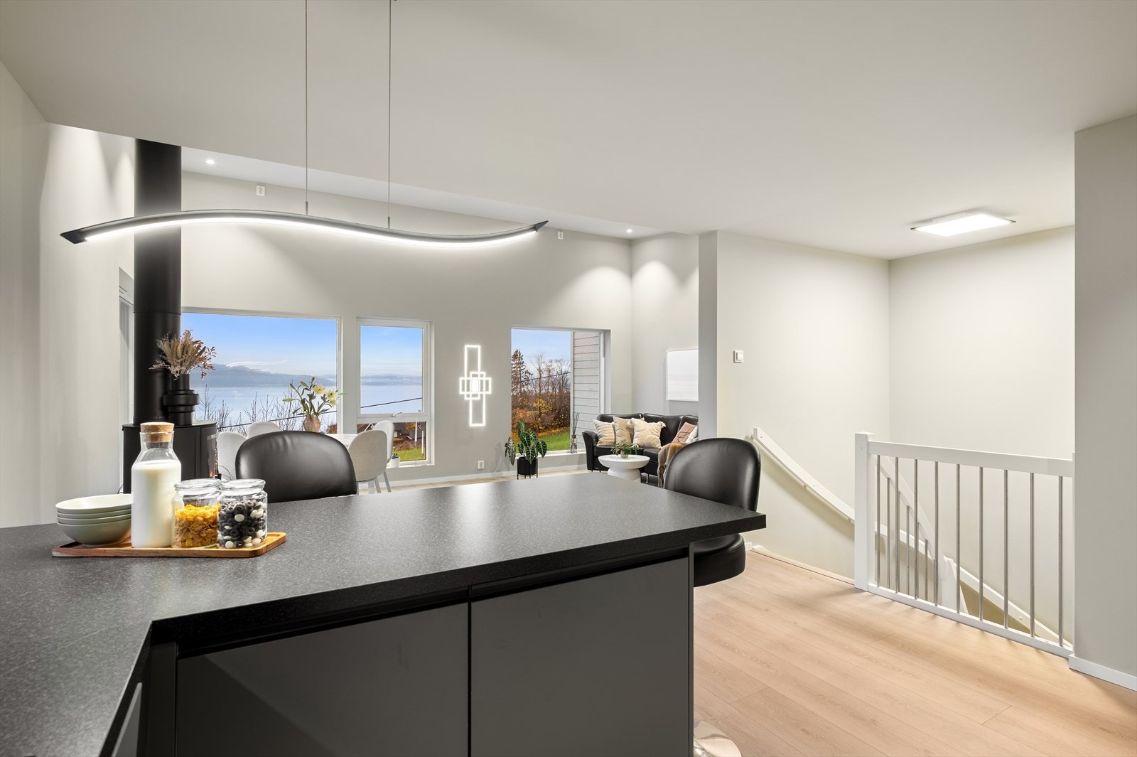 Boligen er utstyrt med smarthus-teknologi for enkel kontroll av lys, varme og mer Galleribilde