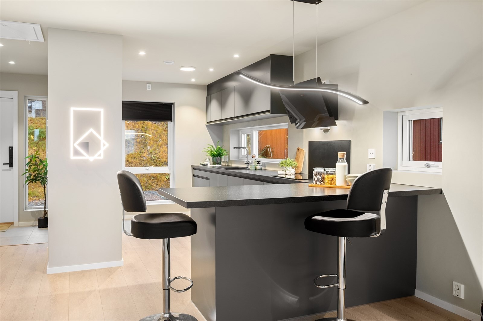 Kjøkkenet er på 7 kvm. med praktisk kjøkkenøy. Galleribilde