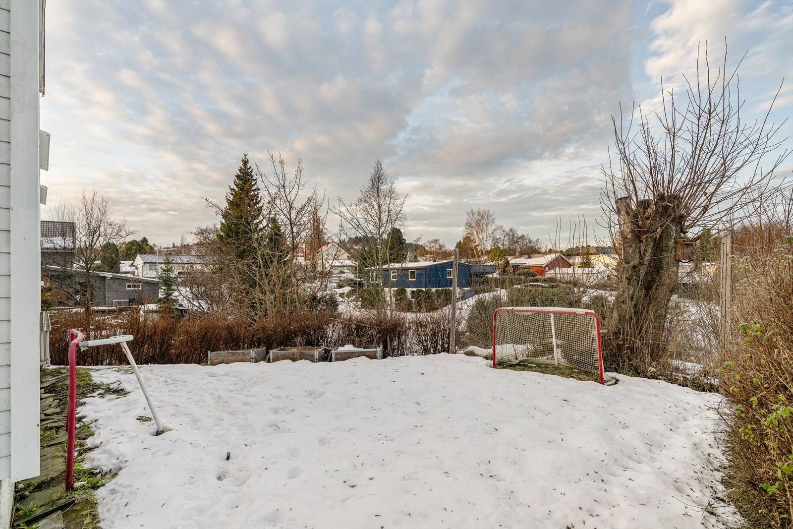 Det er plass på begge sider av huset til ballspill/lek Galleribilde