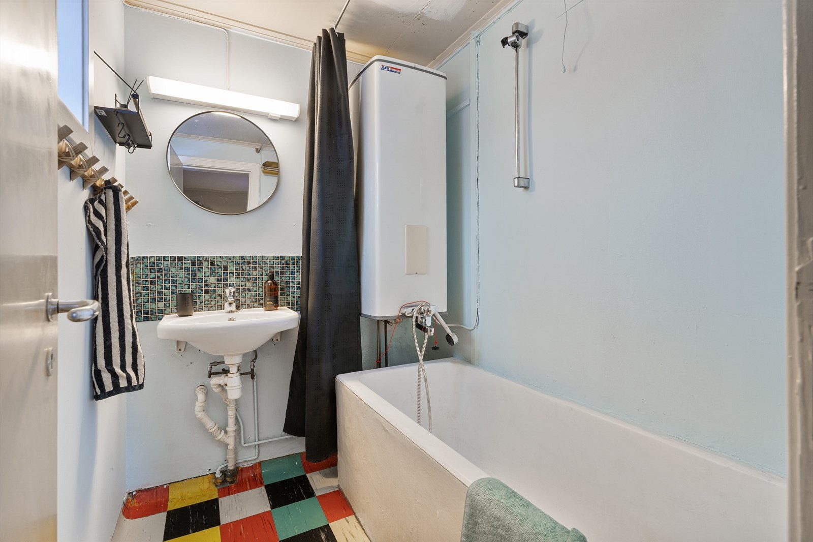 I 1 etasje er bad og WC separat. Våtrommene i 1 etasje må påregnes oppussing Galleribilde