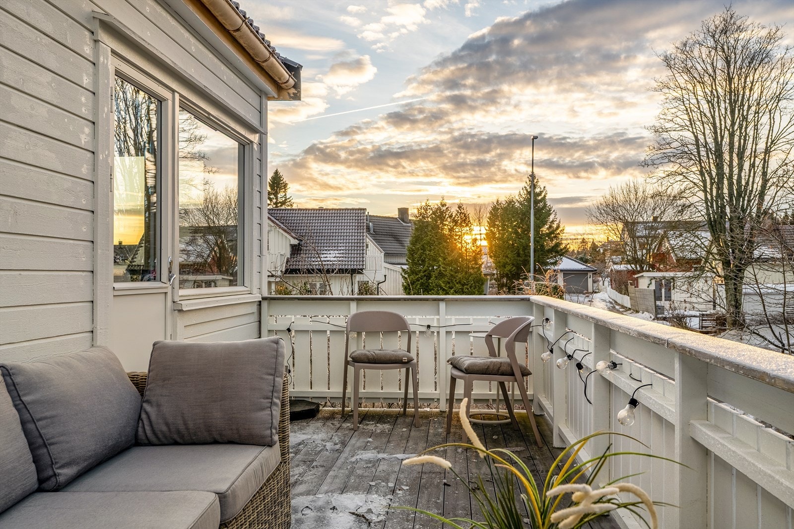 Ny kledning, etterisolering og nye vinduer i 1+2 etasje i 2012 Galleribilde