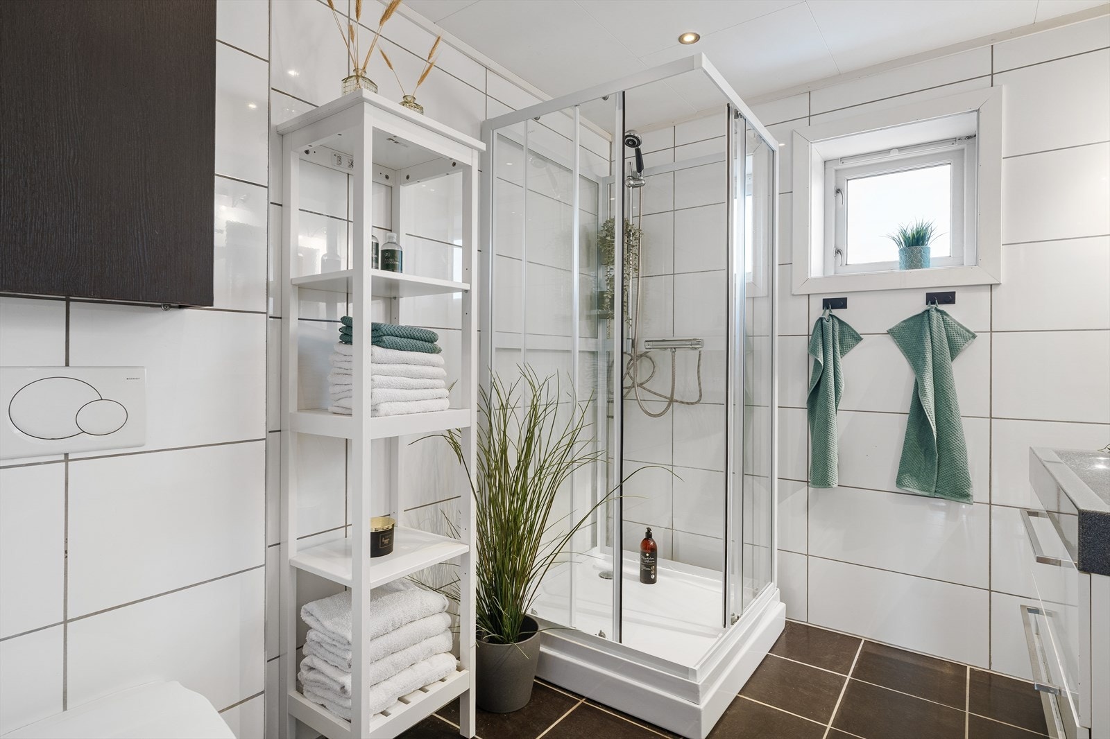 Badet i 2.etasje ble oppgradert i 2009. Dusjkabinett med slanger er nytt i 2025 Galleribilde