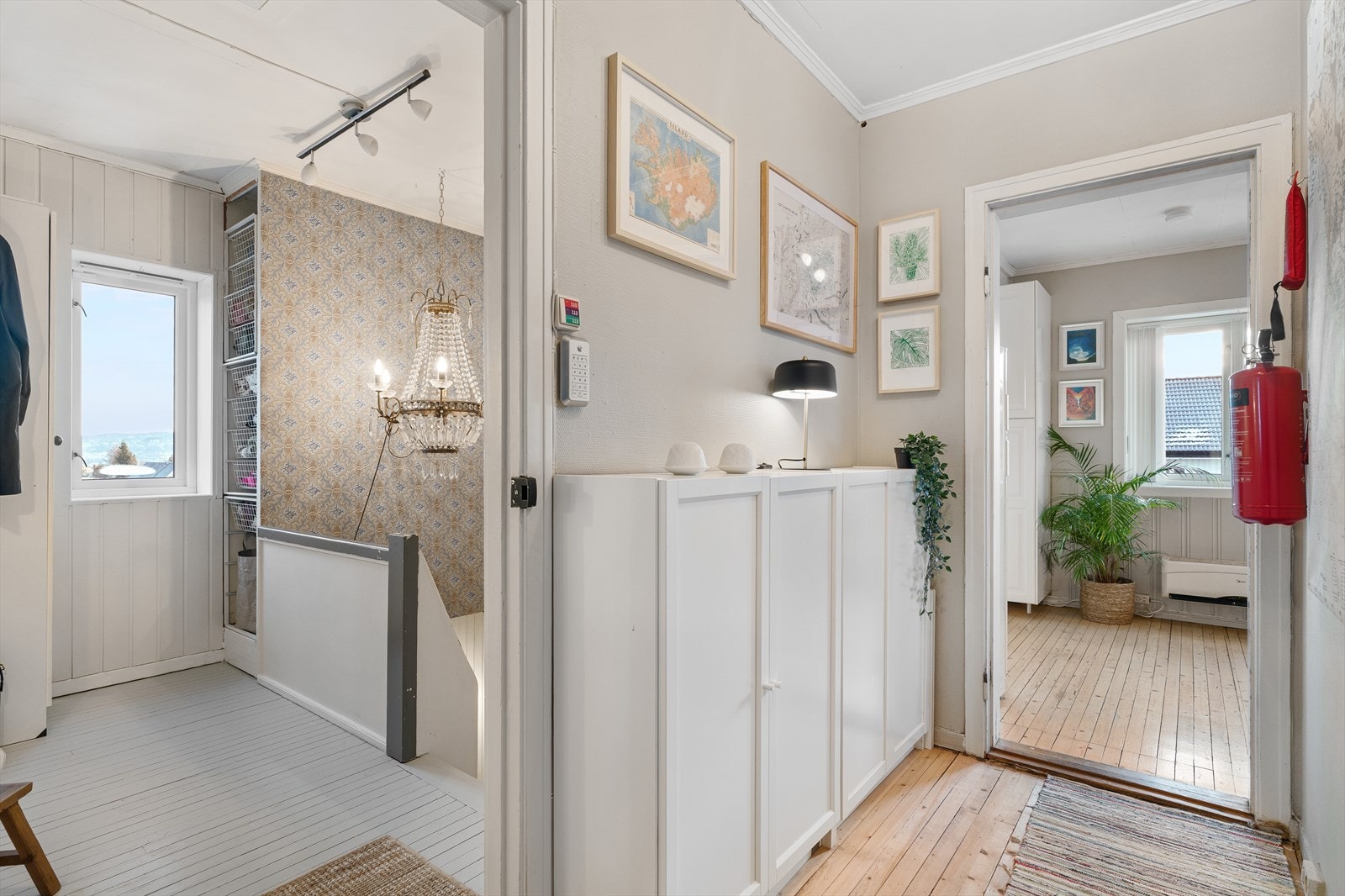 2 etasje fremstår som lys og koselig, og i normalt god stand Galleribilde