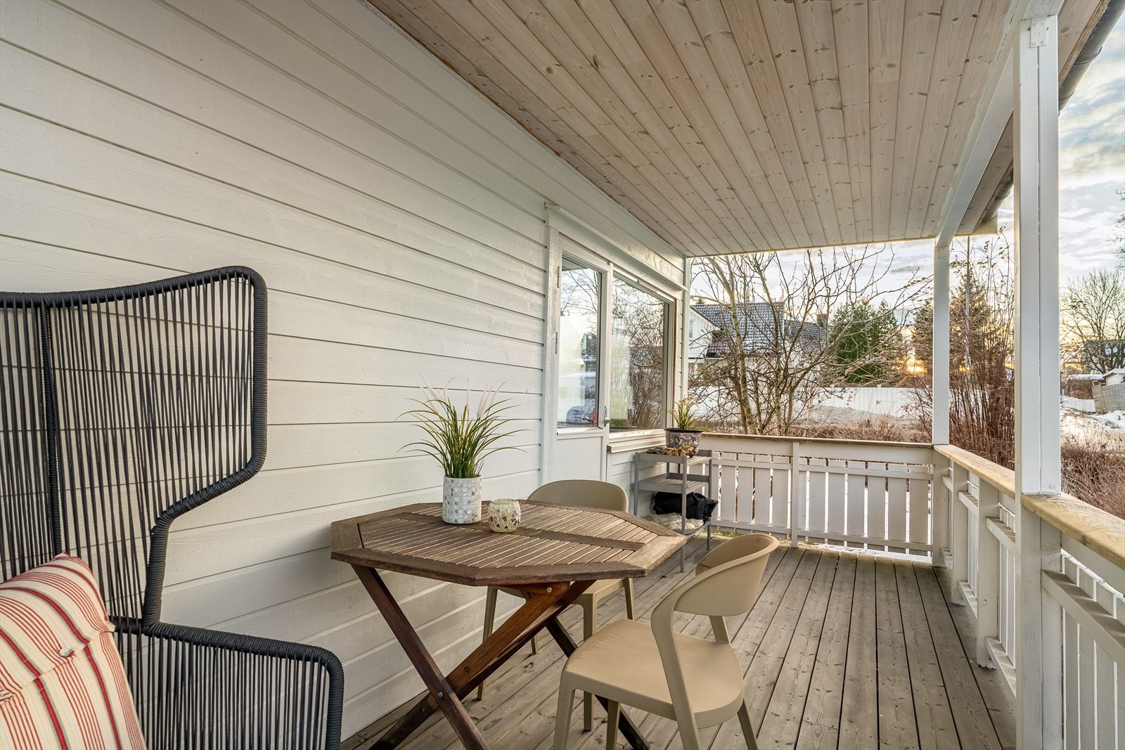 Det er trikkeholdeplass og butikk på Rognheim, ca 150 meter unna, videre opp Bøckmans veg Galleribilde