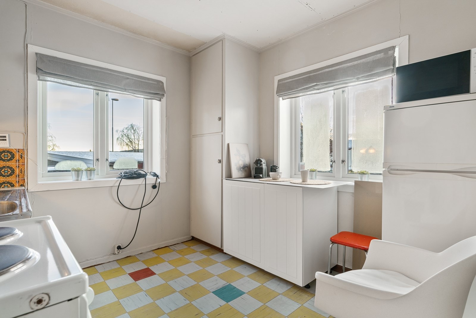 Kjøkken på 8 kvm. Det må påregnes oppussing av leiligheten i 1 etasje Galleribilde