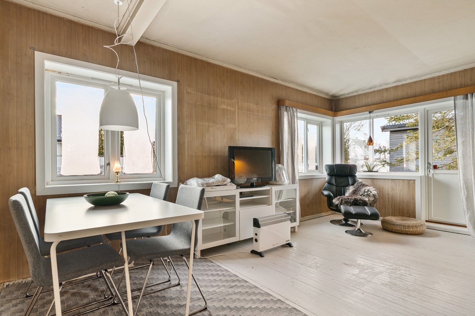 Stuen i 1 etasje er på 25 kvm. Vinduene ble vasket like før fotografering, og det frøs derfor til på noen av vinduene. Galleribilde