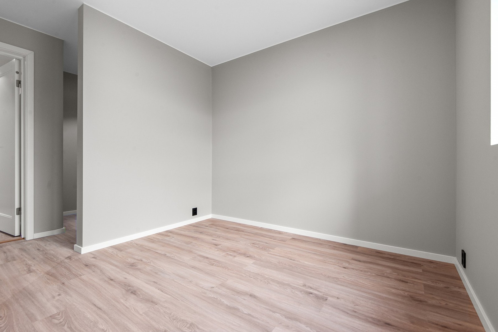 Romslig soverom med eget garderoberom på til sammen 14 m² Galleribilde