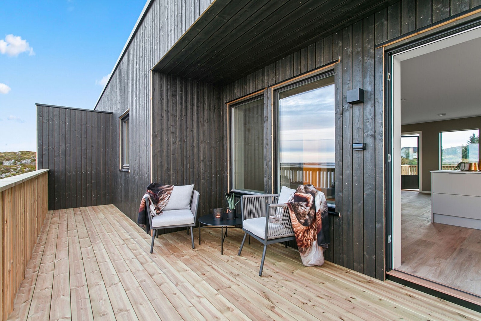 Stor balkong med nydelig utsikt. Dette bildet er tatt fra den andre enheten Galleribilde