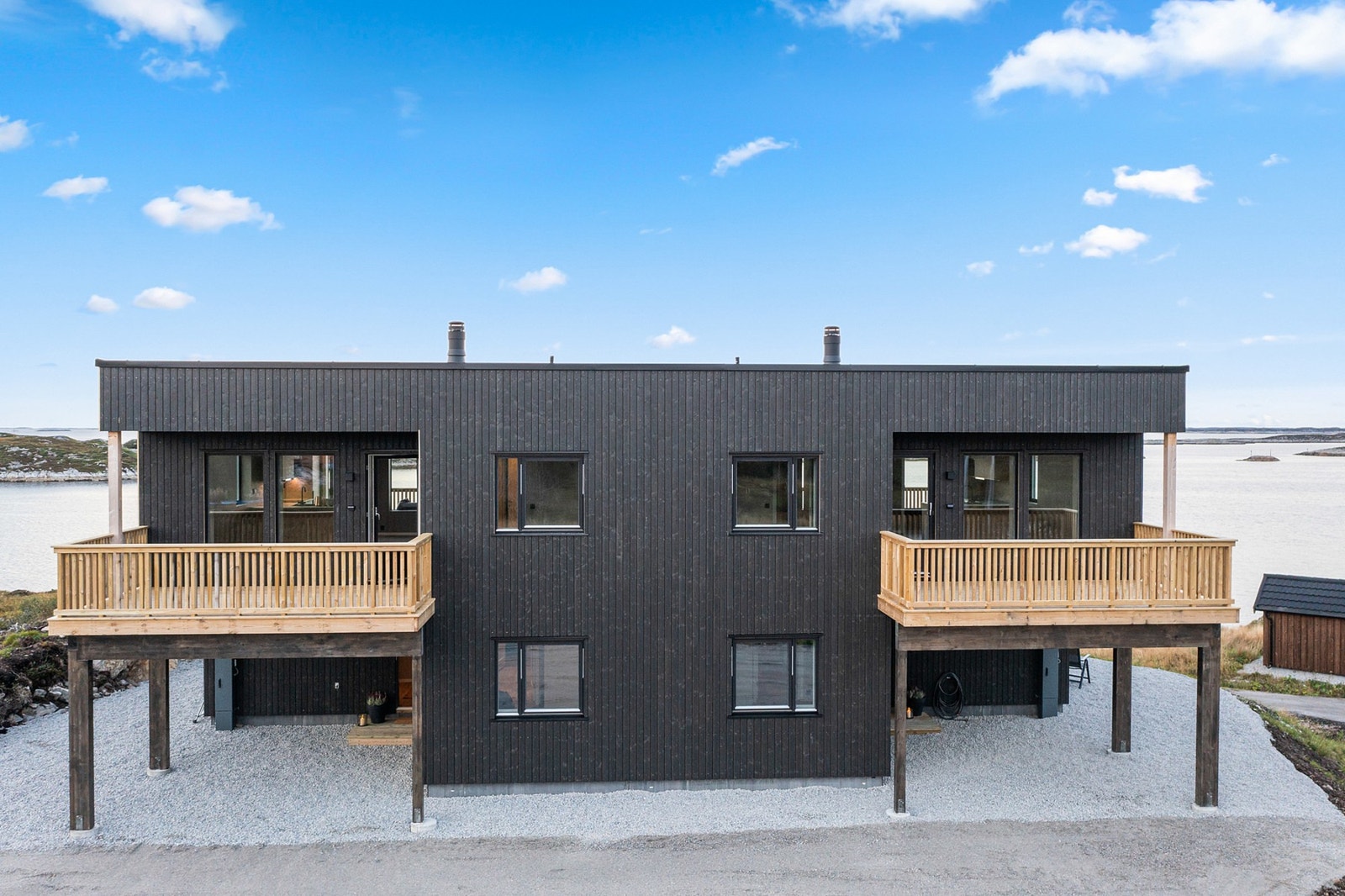 Boligen sto ferdig i 2023 og har et bruksareal på 113 m² fordelt på to plan Galleribilde