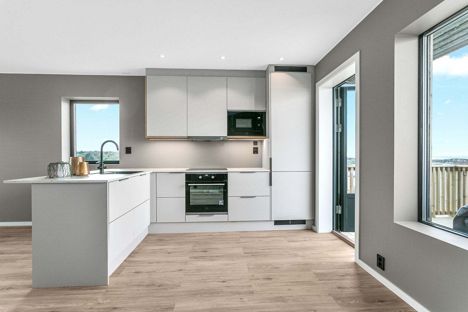 Fra kjøkkenet er det utgang til balkong med fantastisk utsikt Galleribilde