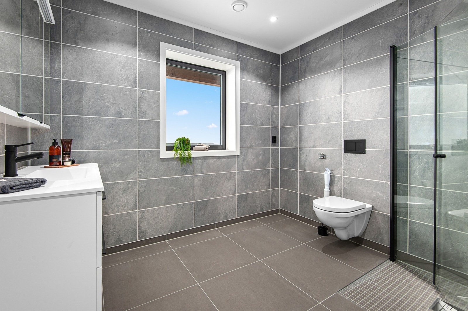 Meget pent bad/vaskerom med downlights i taket Galleribilde